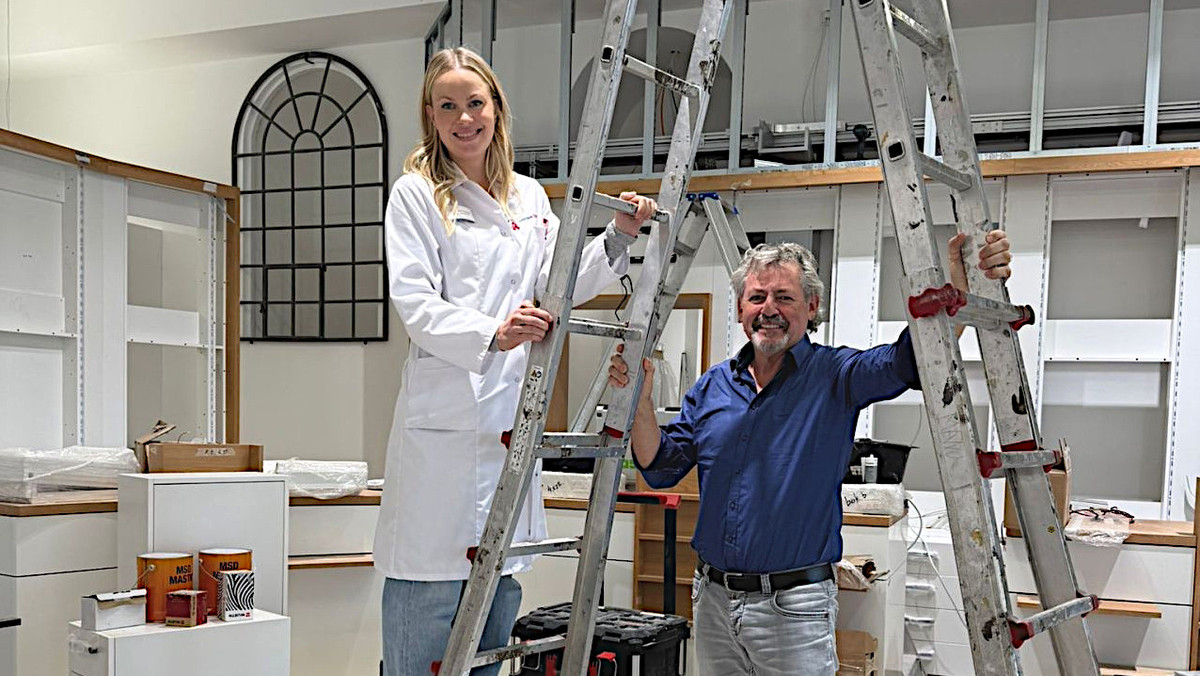 Amtsapotheker-verbieten-Arzt-Kabine-in-Apotheke