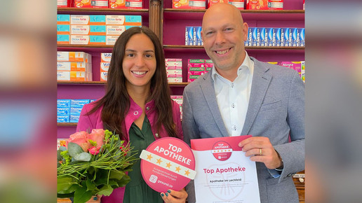 Peter Schreiner überreicht das Gütesiegel an Apothekenleiterin Eva Etzel.