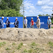 Foto: Neun Personen beim Spatenstich der Sanacorp-Erweiterung in Offenburg