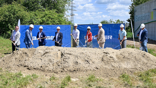 Foto: Neun Personen beim Spatenstich der Sanacorp-Erweiterung in Offenburg