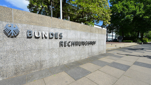Foto: Mauer mit der Aufschrift: „Bundesrechnungshof“ zum Eingang der Bundesbehörde in Bonn. 