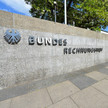 BRH rügt Lauterbachs Reformfinanzierung Foto: Mauer mit der Aufschrift: „Bundesrechnungshof“ zum Eingang der Bundesbehörde in Bonn.
