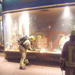 Brand Adler-Apotheke1 Feuerrwehr Pinneberg „Lagerfeuer“ im Apothekenschaufenster