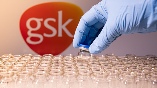 Foto: Eine Hand mit Einweghandschuhen hebt eines von vielen leeren Vials hoch.