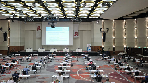 Gezeigt wird eine Situation aus einer Kammerversammlung der Apothekerkammer Nordrhein zu Corona-Zeiten mit Einzeltischen