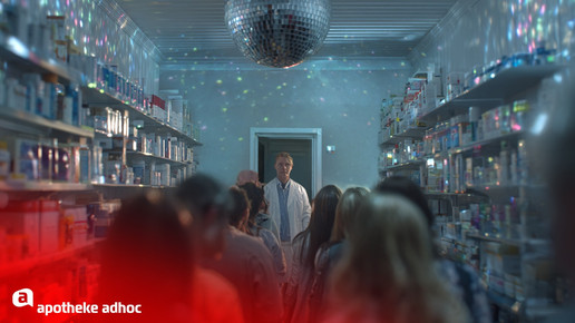 Montage: Ein Apothekenflur mit Warteschlange und Diskokugel