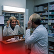 KI-Bild zeigt Apotheker, der sich verkleidet
