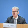 „Scheißgesetz“: KBV stimmt Dobrindt zu Dr. Andreas Gassen bei einer Pressekonferenz