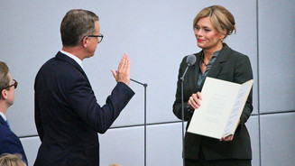 Carsten Linnemann und Julia Klöckner bei der Vereidigung im Bundestag 