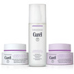 Drei Produkte der Curél Aufbauende Anti-Age Pflegelinie in weiß-violettem Design: ein Pumpspender und zwei Cremetiegel