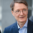 Lauterbach setzt auf Eigengewicht-Training Karl Lauterbach lächelt