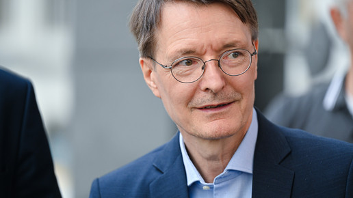 Karl Lauterbach lächelt