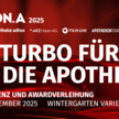 Zukunftskonferenz VISION.A: KI-Turbo für die Apotheke Grafik mit den Inhalten „VISION.A Awards 2025“, „KI-Turbo für die Apotheke“, „jetzt kostenfrei Tickets sichern“, „Konferenz und Awardverleihung“, „30. September 2025“, „Wintergarten Varieté Berlin“.
