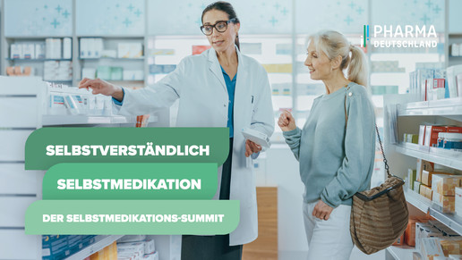 Apothekerin berät Kundin in einer Apotheke. Drei grüne Banner zeigen den Text: „SELBSTVERSTÄNDLICH SELBSTMEDIKATION – DER SELBSTMEDIKATIONS-SUMMIT“. Oben rechts befindet sich das Logo des Pharmaverbandes PHARMA DEUTSCHLAND.