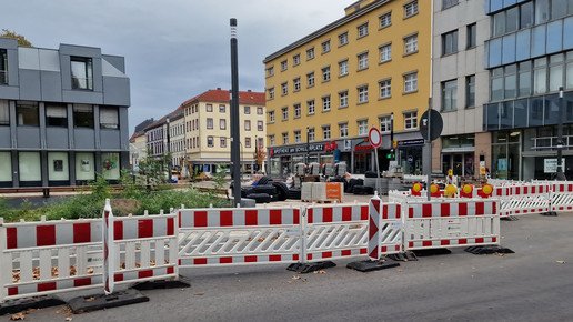 Langjährige Baustelle vor der Apotheke am Schillerplatz.