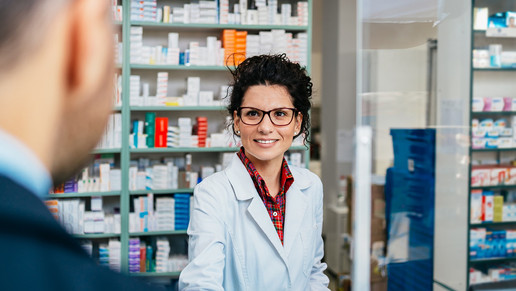 Dekoratives Bild: Apothekerin in einer Apotheke am HV Tisch