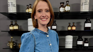 Apothekerin Dr. Eva-Maria Lippke lächelt.