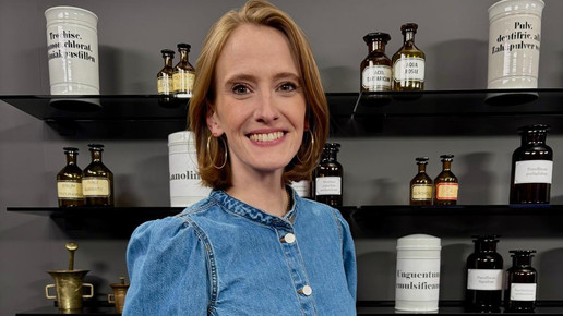 Apothekerin Dr. Eva-Maria Lippke lächelt.