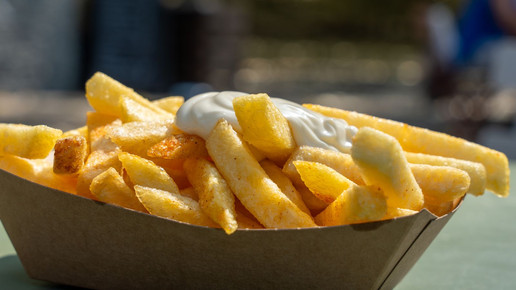 Portion Pommes mit Majo oben drauf in einer kleinen Pappschale