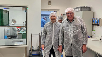 „Medizinalcannabis braucht sichere Strukturen“ Foto: Werksführung in den Produktionsräumen von Canopy Growth, Personen v.l.: Matthias Glaser, Norbert Knopf