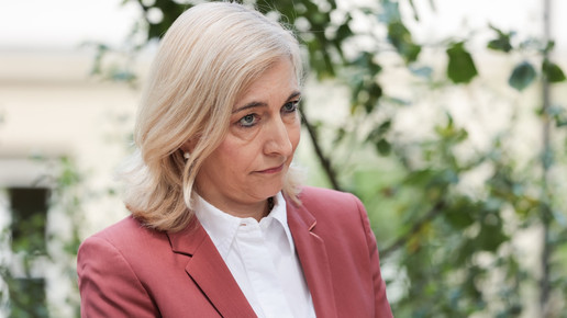 Nina Warken schaut skeptisch