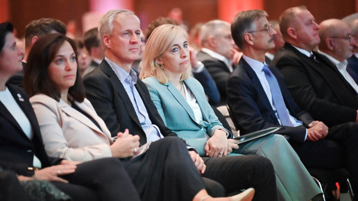 BMG-Abteilungsleiter Thomas Müller und Ministerin Nina Warken beim DAT