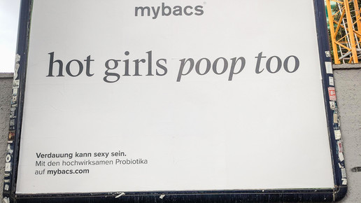 Plakat von Mybacs mit der Aufschrift "Hot girls poop too"