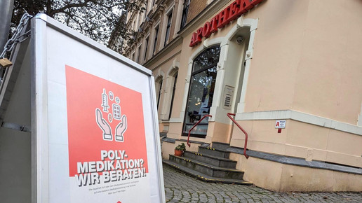 Aufsteller vor einer Apotheke, der auf pDL hinweist