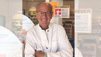Apotheker Hubertus Nehring lächelt im weißen Kittel.