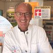 Weniger Retax: „Bin begeistert vom E-Rezept“ Apotheker Hubertus Nehring lächelt im weißen Kittel.