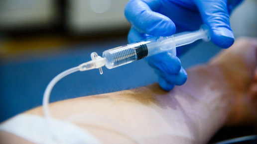 Schmerzmittel gespritzt: Falscher Arzt vor Gericht