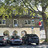 Die Schwanen-Apotheke von außen mit Blick auf die Front und parkende Autos.