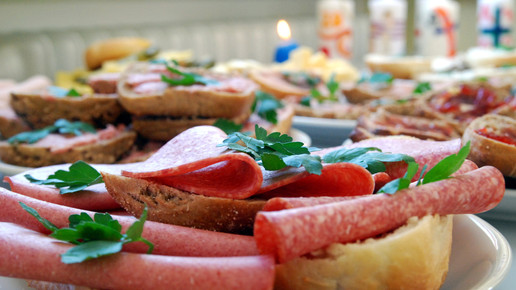 wurst broetchen pascua theus pixelio de