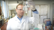 Desinfektionsmittel: Apotheker zeigt, was am besten gegen Corona wirkt