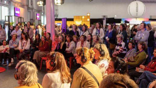 Blick über die volle Vortrags-Lounge bei der APOTHEKENTOUR