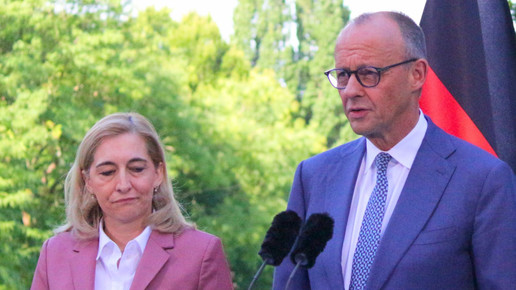 Nina Warken verzieht den Mund, Merz spricht, beide bei einem Pressestatement