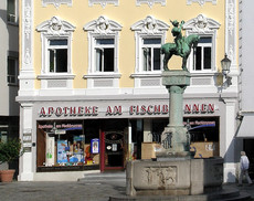 Außenansicht der Apotheke am Fischbrunnen.