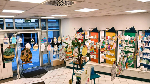 Foto: Ostergirlande quer durch die Offizin gespannt