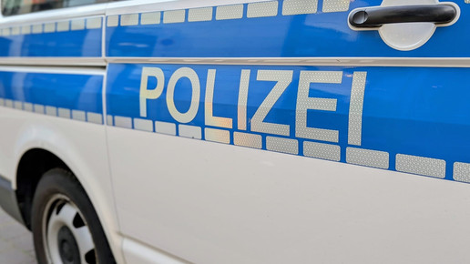 Ein Polizeibus ganz nah. Mehr dazu im Artikel.