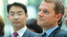 Blumen und Lakritze: Bahr beerbt Rösler als Gesundheitsminister