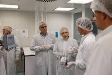 Foto: Bundesgesundheitsministerin Nina Warken (CDU), Landtagsabgeordneten Andreas Deuschle (CDU) im Gespräch in der Apotheke Mache. 
