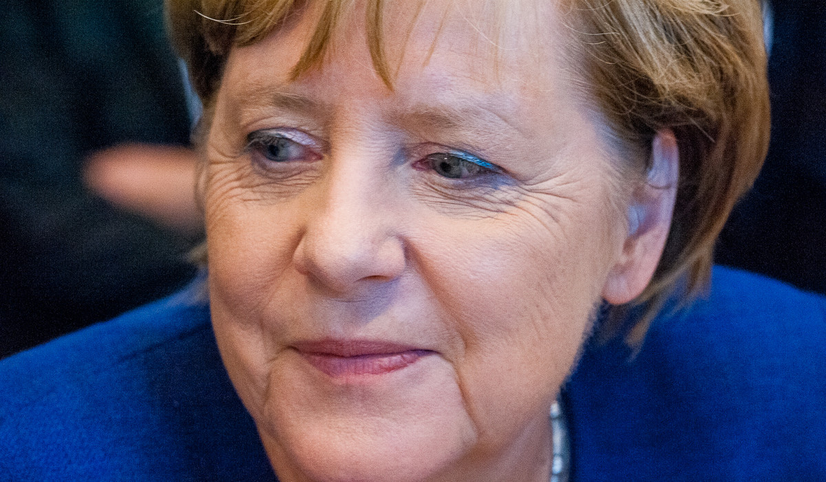 Merkel setzt auf Biontech, verteidigt Spahn