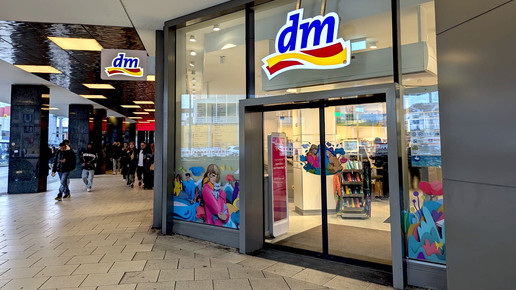 Eingang einer dm-Filiale in München