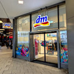 dm: Kinderwunsch-Infoabend mit Merck Eingang einer dm-Filiale in München