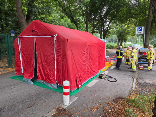 Ein rotes Gefahrstoffezelt mit Einsatzkräften davor. Mehr dazu im Artikel.
