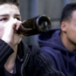 Krankenkasse: Viel weniger jugendliche Rauschtrinker Zwei Jugendliche, einer von ihnen trinkt aus einer Braunglasflasche Bier.