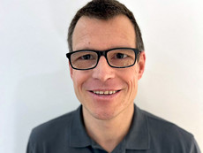 Apotheker Thomas Mucha lächelt.