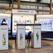 DERMASENCE-Messestand mit Produktinseln und Green‑Science‑Elementen.