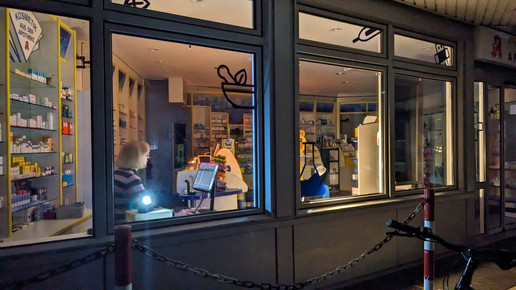 Inhaberin Schneider in ihrer sonst dunklen Dorotheen-Apotheke während des Stromausfalls