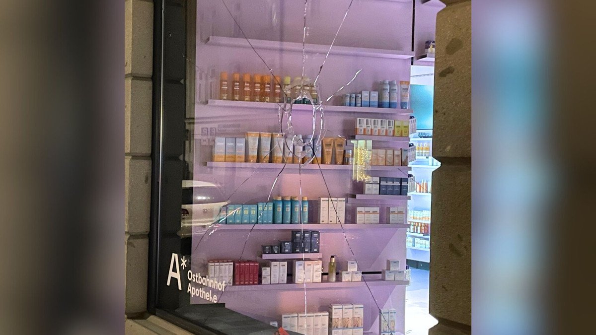 Schaufenster-eingeschlagen-Obdachloser-suchte-Schlafplatz-